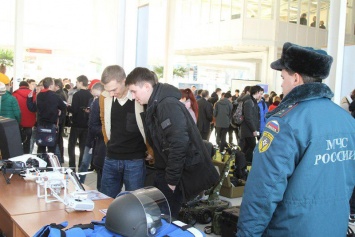 Спасатели России показали крымским школьникам беспилотные аппараты и «Мангуста»