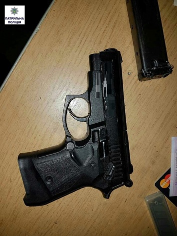 Мужчина с наркотиками и пистолетом в Николаеве попытался ударить патрульного