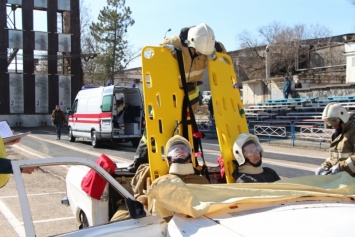 В Крыму спасатели соревновались в ликвидации последствий ДТП