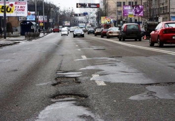 Яма на яме: Почему в Киеве ужасные дороги и что с ними будут делать в 2017 году