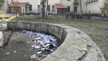 В Запорожье фонтан превратили в место отдыха для наркоманов (фото)