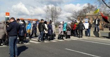На Запорожье крестьяне, оставшиеся без воды, перекрыли трассу Харьков - Симферополь
