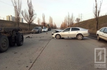 ДТП в Кривом Роге: легковушка врезалась в грузовики, есть пострадавшие