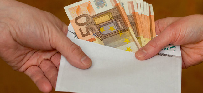 Доверчивая запорожанка отдала 1000 евро неизвестному мужчине