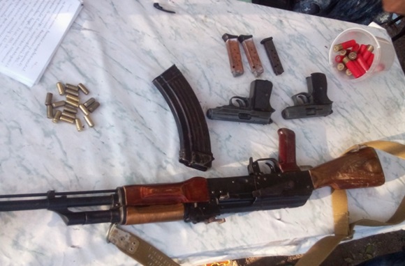 Полицейские изъяли у крымчанина автомат, два пистолета и боеприпасы (ФОТО)