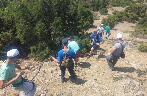 Под Судаком спасли троих парней, забравшихся на скалы (ФОТО)