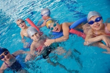 Школьников Каменского научат плавать