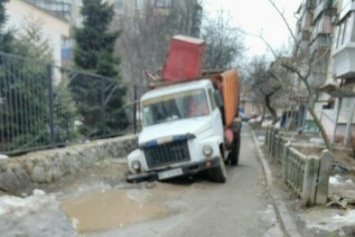 В Полтаве в яму в асфальте провалился мусоровоз (Фотофакт)