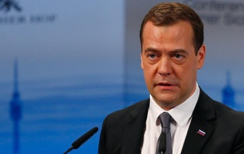 Следком РФ просят завести дело в отношении Медведева по подозрению в коррупции
