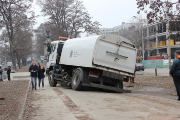 Ирония судьбы. Авто коммунальщиков провалилось под асфальт (Фото)