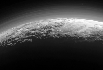 Ученые заметили на Плутоне органический туман
