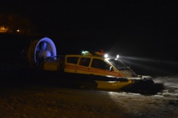 Под Энергодаром двоих мужчин, оторвавшихся на льдине спасли от переохлаждения, - ФОТО