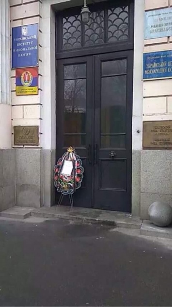 Декоммунизатору Вятровичу намекнули на похороны
