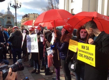 В Киеве проститутки вышли на «красную» акцию протеста