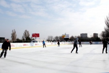 В Мариуполе каток будет работать до конца марта (ФОТО+ВИДЕО)