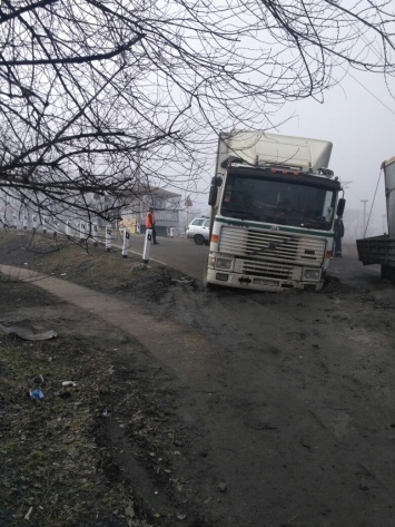 Под Днепром грузовики проваливаются в грязь