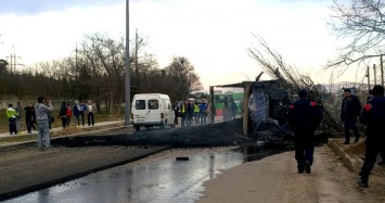 В Севастополе перевернулся грузовик с асфальтобетоном