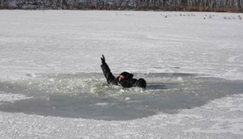 Под Харьковом спасатели вытащили мужчину из ледяной ловушки