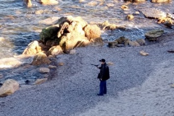 На одесском пляже заметили вооруженного человека