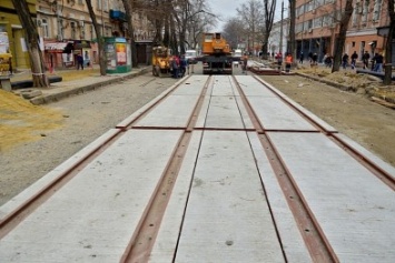 На центральной улице Одессы уложили железобетон (ФОТО)