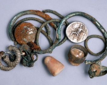 Китайские археологи обнаружили 540 изделий из бронзы возрастом более 2 тысяч лет