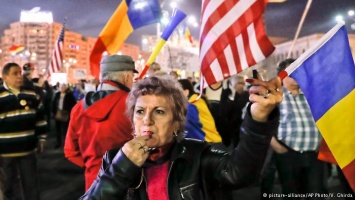 Тысячи жителей Румынии вышли на марш в поддержку антикоррупционных мер