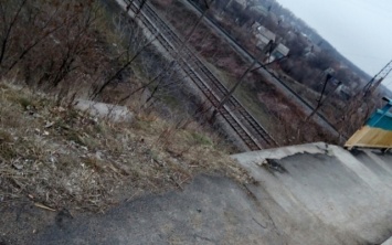 В Кривом Роге «металлисты» разобрали мост (фото)