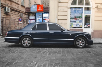 Картина маслом: культовый Bentley Arnage Red Label во Львове