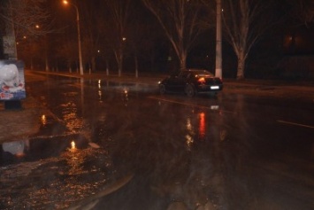 В Мариуполе зловонная вода залила пр. Лунина (ФОТО)