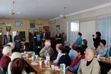 В Бердянске традиционно поздравляют педагогов-ветеранов с 8 Марта