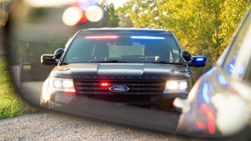 Наглый водитель нарвался на «невидимый» полицейский автомобиль