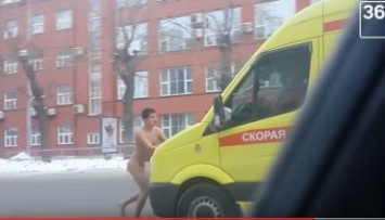 В России голый каратист вступил в поединок с каретой "скорой"