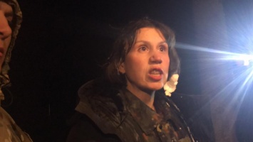 Депутата Черновол ударили в лицо и забросали яйцами во время перепалки с участниками блокады ОРДЛО