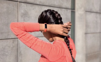 Fitbit представила новый фитнес-браслет Alta HR с датчиком пульса