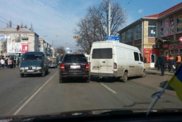 На перекрестке улиц Первомайская и Небесной Сотни ДТП. Движение затруднено (ФОТО)