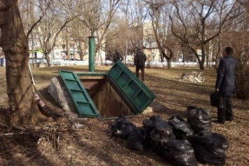 В Херсоне с большим трудом расчистили сооружение гражданской защиты в парке "Херсонська фотреця" (фото)