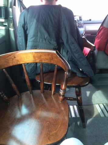 В Казахстане на вызов приехал Uber-такси с двумя деревянными стульями
