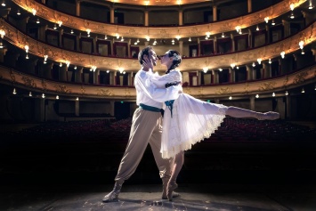 Украинская балерина Екатерина Кухар удивит необычным образом с японской глиной на голове