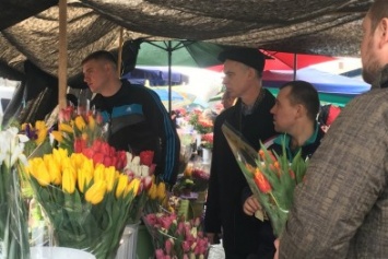 Рынки Кривого Рога "утонули" в цветах: во сколько мужчинам обойдутся букеты для женщин на 8 марта? (ФОТО)