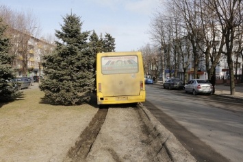 Массовое ДТП на Гагарина: авто чуть не сбило женщину с ребенком