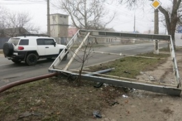 В Херсоне неизвестный на автомобиле сбил рекламный щит (фото)