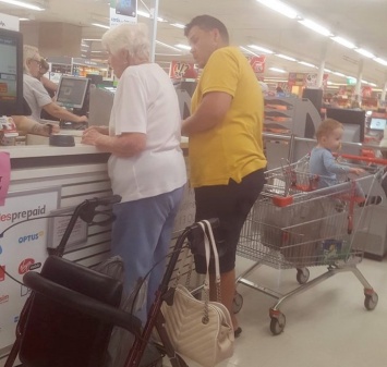 Мужчине в желтой футболке показалась знакомой женщина на кассе. Он быстро сообразил, что нужно делать