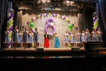 "О, женщина, тебя прекрасней нет!" - в Доброполье состоялся праздничный концерт к 8 марта (ФОТО)