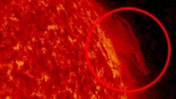 Уфолог Скотт Уоринг обнаружил корабль пришельцев на поверхности Солнца