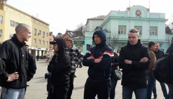 В Ужгороде женщинам сорвали митинг: нападавшие украли плакаты и убежали