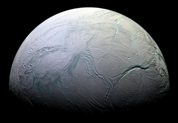 В Сети появились завораживающие фото ледяного спутника Сатурна