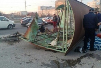Пьяный водитель, сбивший людей на остановке в Симферополе, перевернул свою машину, а от народного суда прятался в машине полиции (ФОТО)