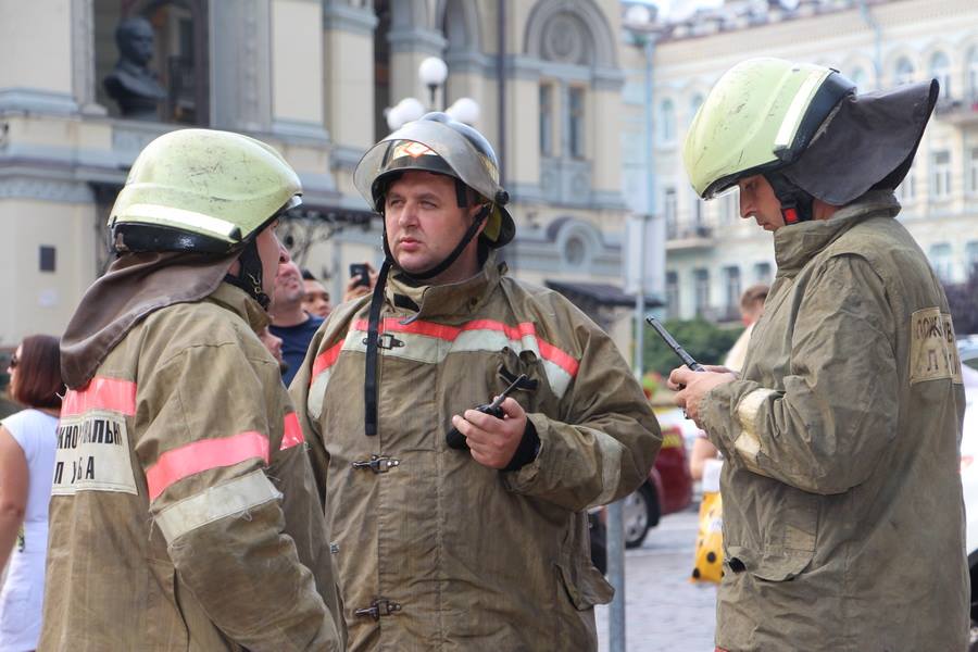 В столице горело здание напротив оперного театра