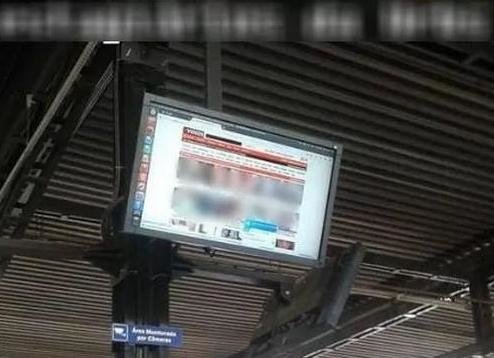 Бразильские хакеры 15 минут показывали порно на автобусной остановке