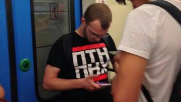 В Москве мужчина не побоялся надеть футболку с надписью "ПТН ПНХ"